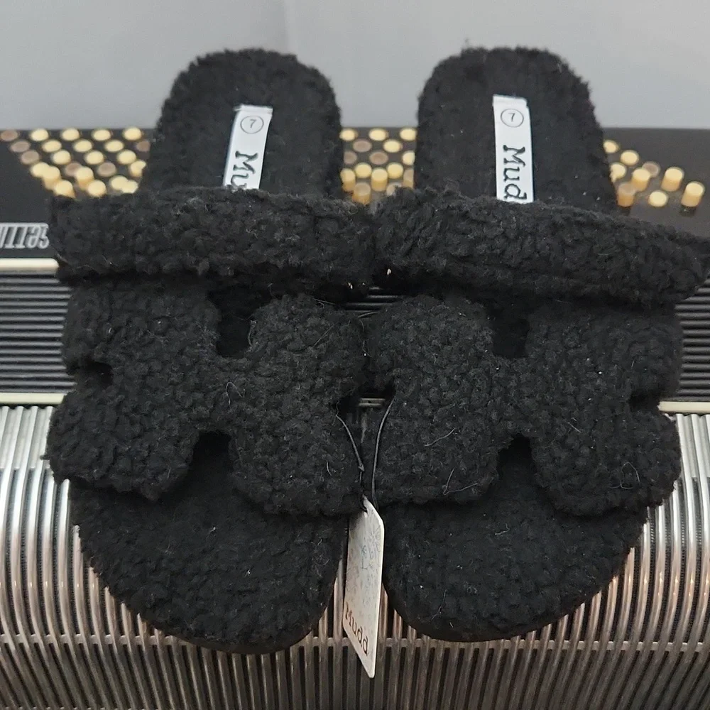 NWT - MUDD BLACK FUZZY TEDDY BEAR SLIP ON SANDALS SZ 7